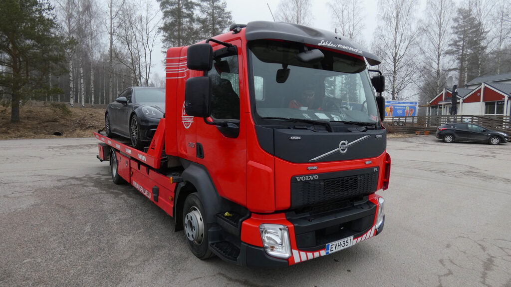 Lahden Hinauspalvelun punainen hinausauto